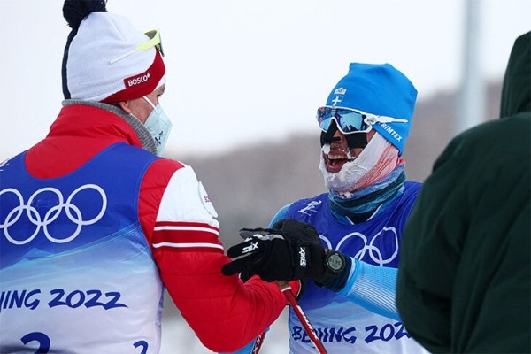 Добрая традиция олимпийских лыж: победитель ждет последнего участника, чтобы поздравить с финишем Добрая традиция олимпийских лыж: победитель ждет последнего участника, чтобы поздравить с финишем