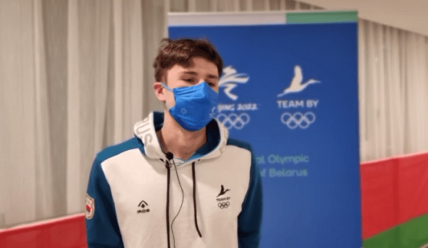 Чудеса госстиля на ОИ: герб заменил биатлонистам рекламу, красно-зеленое пятно на ноге лыжника, рваные флаги от Минспорта