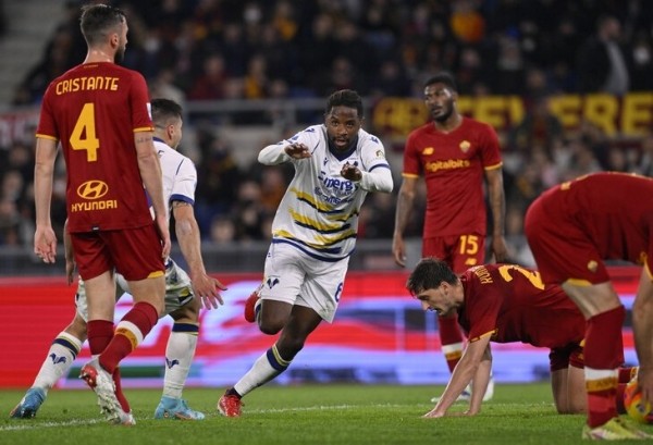 📞 Моуринью удалили за имитацию телефонного разговора. Похоже, Жозе намекнул на связь отца арбитра с Кальчополи 📞 Моуринью удалили за имитацию телефонного разговора. Похоже, Жозе намекнул на связь отца арбитра с Кальчополи