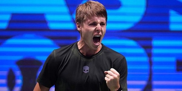 Теннис.  Илья Ивашко обыграл Ллойда Харриса и вышел во второй круг турнира АТП-500 в Роттердаме, где встретится с Циципасом
 