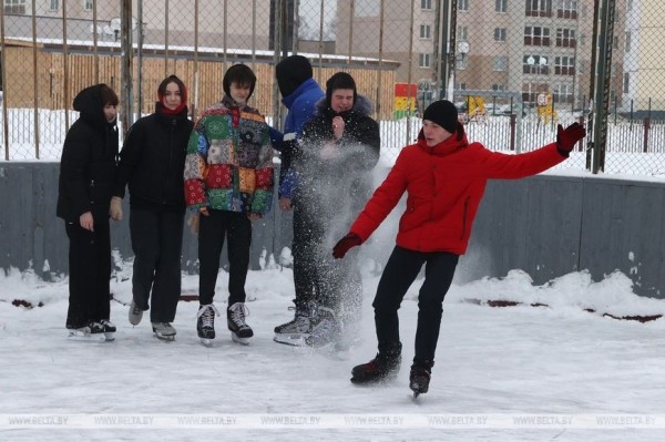 ФОТОФАКТ: В школах Могилева учащиеся осваивают катание на коньках и лыжах