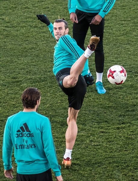 В интернете завирусилось фото, где мышцы Бэйла сдулись в два раза. Проверили: многое решает ракурс