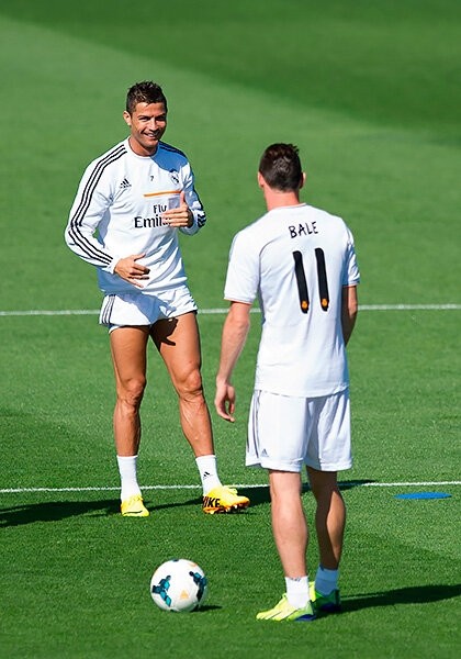 В интернете завирусилось фото, где мышцы Бэйла сдулись в два раза. Проверили: многое решает ракурс