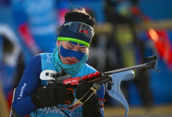 На Олимпиаде беларусы-биатлонисты спасаются от холода: на лицах – перцовые пластыри, перчатки – с подогревом, порой утепления слишком много