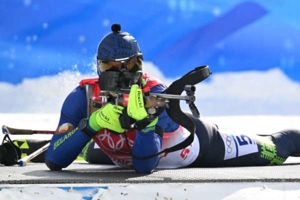 Два круга Воробья похоронили шансы мужской эстафеты на медали: уверенно шли в тройке до 6-й стрельбы, Смольский вытянуть Беларусь не сумел