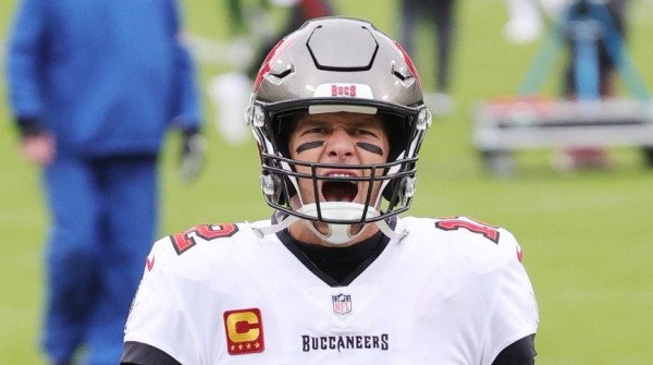 Легендарный квотербек Том Брэди завершил карьеру