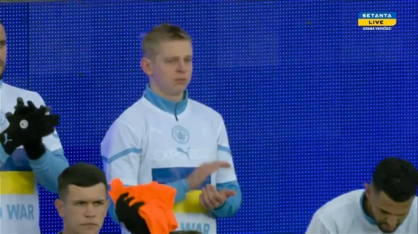 Мощнейшая поддержка Украины на матче «Эвертона» и «Манчестер Сити»: игроки с сине-желтыми флагами, огромный плакат поддержки – пробрало даже сотрудника белТВ