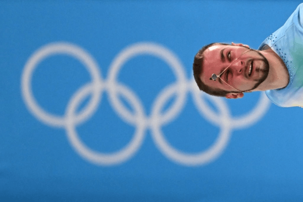 Российский фигурист сборной Беларуси средне выступил на Играх, зато какие кадры подарил миру – там рядом крестик и демонический взгляд!