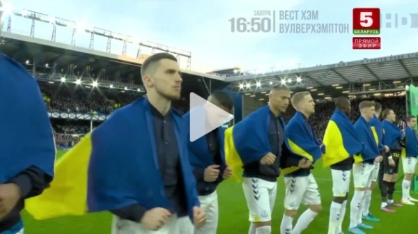 Мощнейшая поддержка Украины на матче «Эвертона» и «Манчестер Сити»: игроки с сине-желтыми флагами, огромный плакат поддержки – пробрало даже сотрудника белТВ