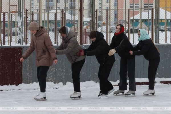 ФОТОФАКТ: В школах Могилева учащиеся осваивают катание на коньках и лыжах