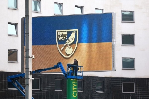 ГосТВ не показывает матчи АПЛ – ведь там поддерживают Украину: собирают деньги, капитаны сменили повязки, болельщики приносят флаги и плакаты против войны