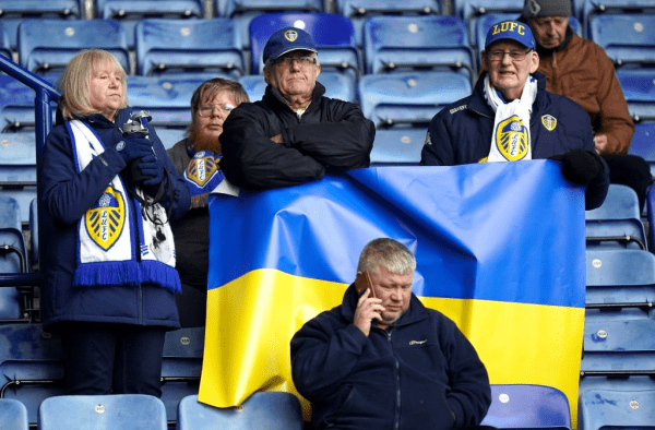 ГосТВ не показывает матчи АПЛ – ведь там поддерживают Украину: собирают деньги, капитаны сменили повязки, болельщики приносят флаги и плакаты против войны