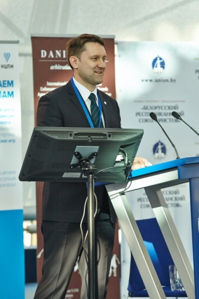 Этот юрист был главой регби в Беларуси и защищал гребцов, когда их не пустили на ОИ. После выборов помогал атлетам, а сейчас «виновен» в том, что не хочет войны в Украине Этот юрист был главой регби в Беларуси и защищал гребцов, когда их не пустили на ОИ. После выборов помогал атлетам, а сейчас «виновен» в том, что не хочет войны в Украине