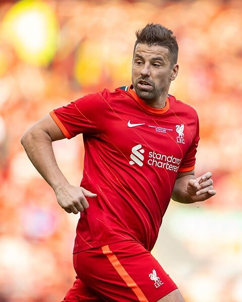 Вау, легенды «Барсы» и «Ливерпуля» сыграли на «Энфилде». Смотрите на Кюйта, Бароша, Ривалдо, Савиолу и других