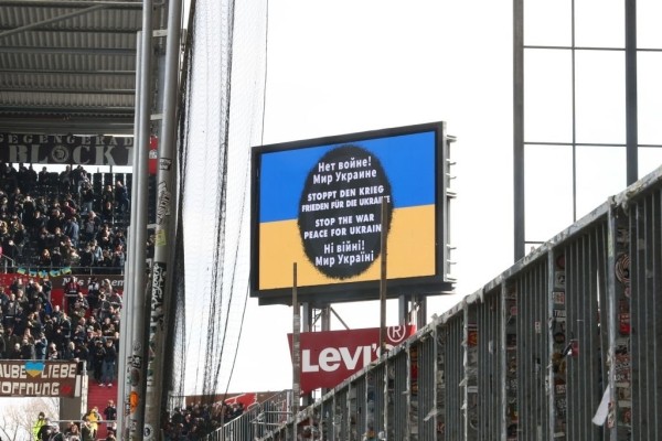 ГосТВ не показывает матчи АПЛ – ведь там поддерживают Украину: собирают деньги, капитаны сменили повязки, болельщики приносят флаги и плакаты против войны