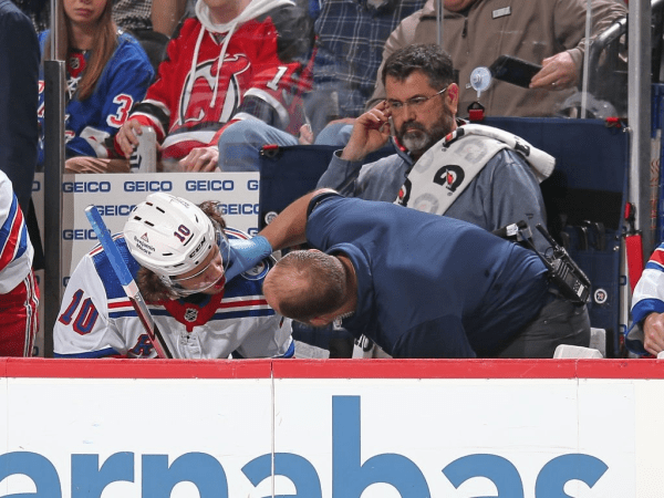 Шарангович снова забил, а еще с легкостью уничтожил российскую звезду НХЛ, которая поддерживает Навального Шарангович снова забил, а еще с легкостью уничтожил российскую звезду НХЛ, которая поддерживает Навального