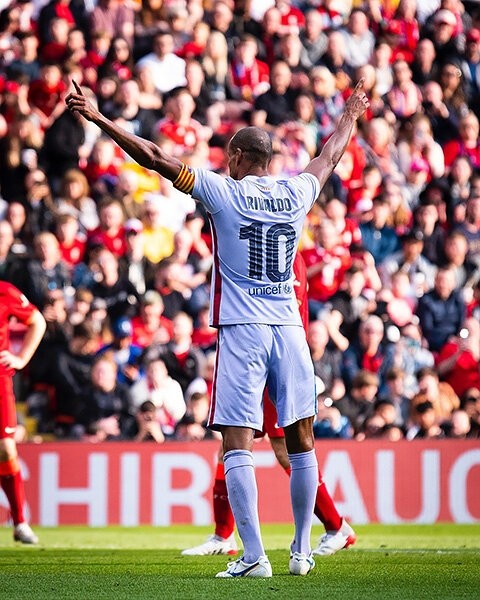 Вау, легенды «Барсы» и «Ливерпуля» сыграли на «Энфилде». Смотрите на Кюйта, Бароша, Ривалдо, Савиолу и других