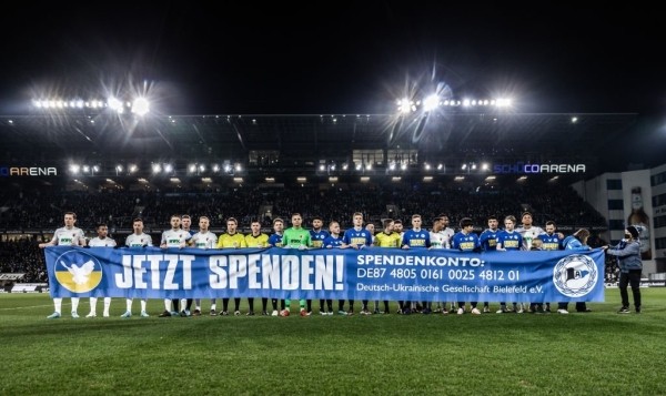 ГосТВ не показывает матчи АПЛ – ведь там поддерживают Украину: собирают деньги, капитаны сменили повязки, болельщики приносят флаги и плакаты против войны