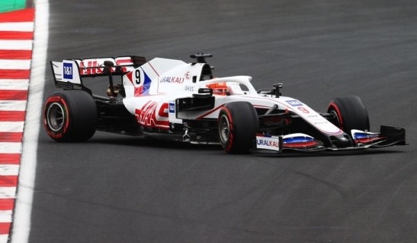 Для болида «Формулы-1» предложили цвета Украины. В 2021-м за команду с триколором России гонял сын минчанина, а пока у авто БЧБ-раскрас