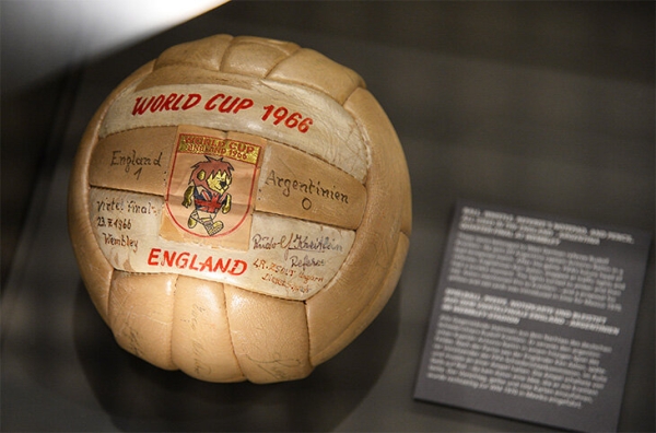 Все мячи на чемпионатах мира: в финале-1930 сыграли двумя разными, классику-1970 назвали в честь спутника, «джабулани»... Ох, «джабулани»!