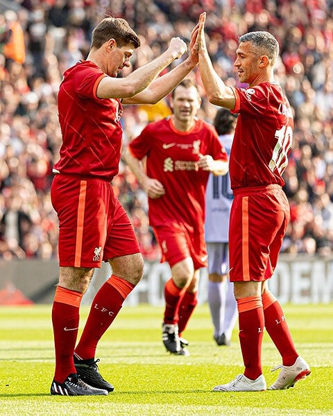 Вау, легенды «Барсы» и «Ливерпуля» сыграли на «Энфилде». Смотрите на Кюйта, Бароша, Ривалдо, Савиолу и других