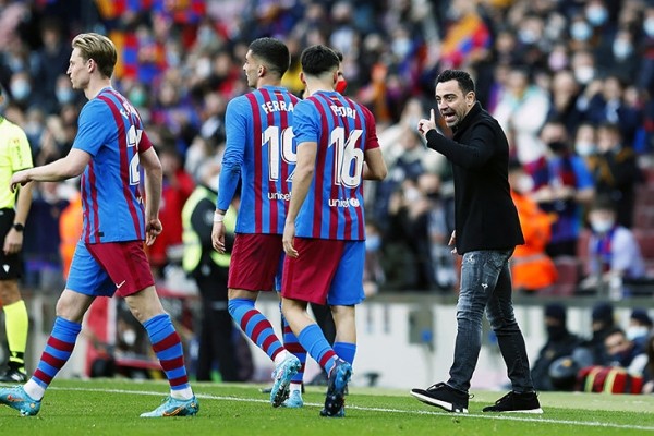 Хави уже многое изменил в «Барсе» – они с «Реалом» снова ровня. Самый смелый в Ла Лиге прессинг, установки детальнее, фланги эффективные и элегантные Хави уже многое изменил в «Барсе» – они с «Реалом» снова ровня. Самый смелый в Ла Лиге прессинг, установки детальнее, фланги эффективные и элегантные