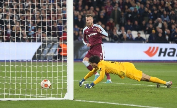 Ярмоленко вывел «Вест Хэм» в четвертьфинал Лиги Европы – и подарил футболку фанату с флагом Украины