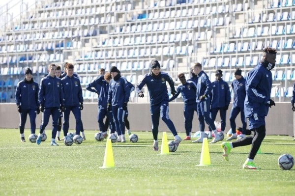БАТЭ вынужден играть на поле минского &laquo;Динамо&raquo;, главному тренеру газон не очень, но главному в белфутболе всё норм (вообще, он говорит странные вещи)