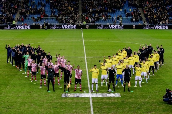 ГосТВ не показывает матчи АПЛ – ведь там поддерживают Украину: собирают деньги, капитаны сменили повязки, болельщики приносят флаги и плакаты против войны