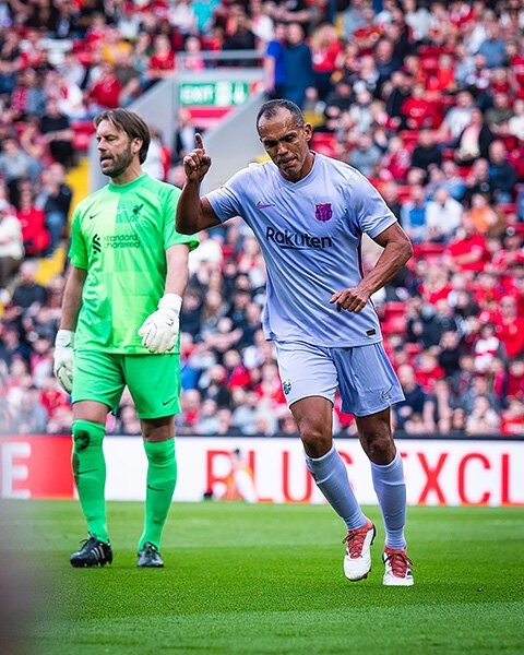 Вау, легенды «Барсы» и «Ливерпуля» сыграли на «Энфилде». Смотрите на Кюйта, Бароша, Ривалдо, Савиолу и других