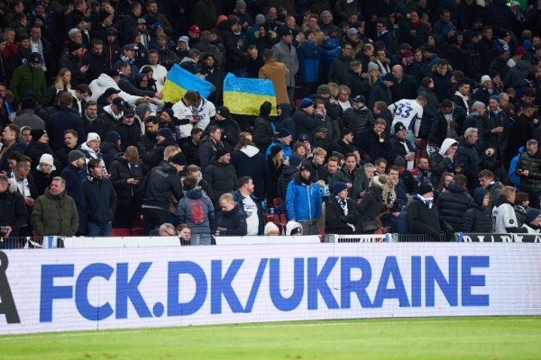 ГосТВ не показывает матчи АПЛ – ведь там поддерживают Украину: собирают деньги, капитаны сменили повязки, болельщики приносят флаги и плакаты против войны