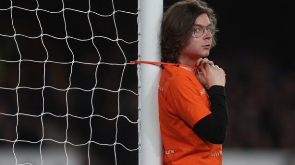 Футбол. "Эвертон" — "Ньюкасл": матч чемпионата Англии был прерван из-за активиста, который приковал себя к штанге
Футбол. "Эвертон" — "Ньюкасл": матч чемпионата Англии был прерван из-за активиста, который приковал себя к штанге