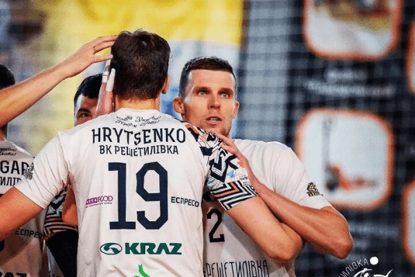 Подписант за Лукашенко из волейбола угнал автобус клуба в Украине, чтобы убежать от войны (хотя и был в тылу): смог со второй попытки, плюнул на детей, не стыдится Подписант за Лукашенко из волейбола угнал автобус клуба в Украине, чтобы убежать от войны (хотя и был в тылу): смог со второй попытки, плюнул на детей, не стыдится