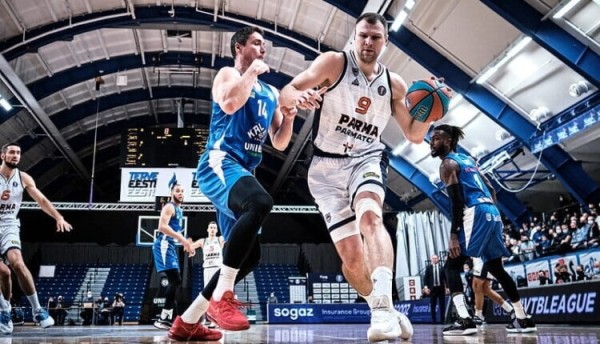 Иностранцы массово валят из России после начала войны в Украине, а что же беларусы? Есть прецеденты, но в основном на месте, играют под буквами Z и V на фан-секторе