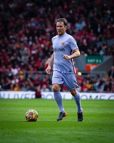 Вау, легенды «Барсы» и «Ливерпуля» сыграли на «Энфилде». Смотрите на Кюйта, Бароша, Ривалдо, Савиолу и других