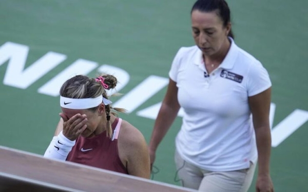 Азаренко три минуты корежило на корте в США – рыдала в ракетку на корточках, а после вылета снесла соцсети, где жаловалась на разделение украинцев и беларусов