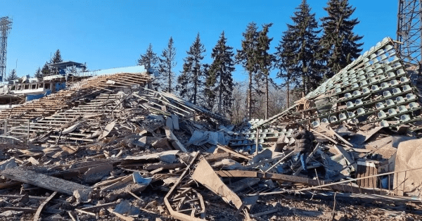 Расійскія акупанты абстральваюць ужо нават і футбольныя стадыёны.  Жудасныя кадры наступстваў на пляцоўку чарнігаўскай «Дзясны»