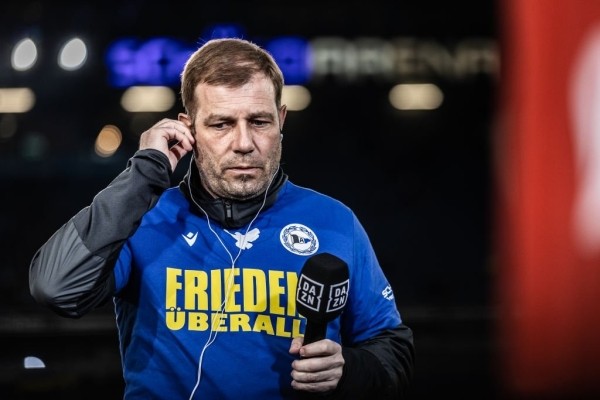 ГосТВ не показывает матчи АПЛ – ведь там поддерживают Украину: собирают деньги, капитаны сменили повязки, болельщики приносят флаги и плакаты против войны