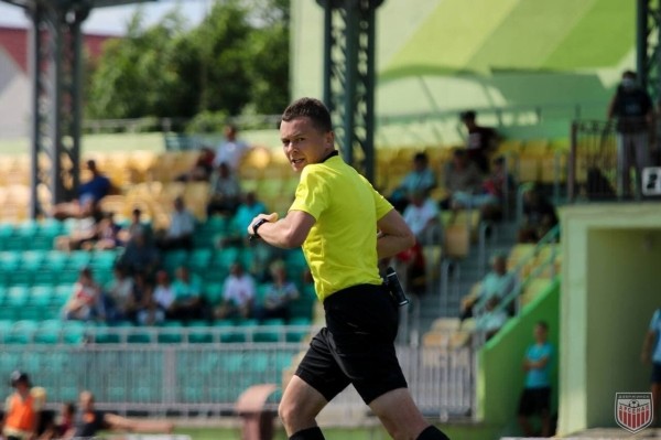 Рефери «вышки» покинул Беларусь и бахнул речью о войне и преступниках – объясняет, почему молчал, возможен ли бойкот судей и как еще в АБФФ били по «Крумкачам»