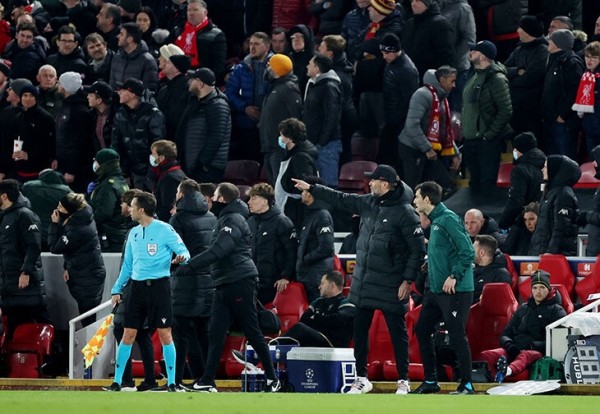 Какой же Клопп лучший! Остановил матч с «Интером», чтобы врачи спасли болельщика