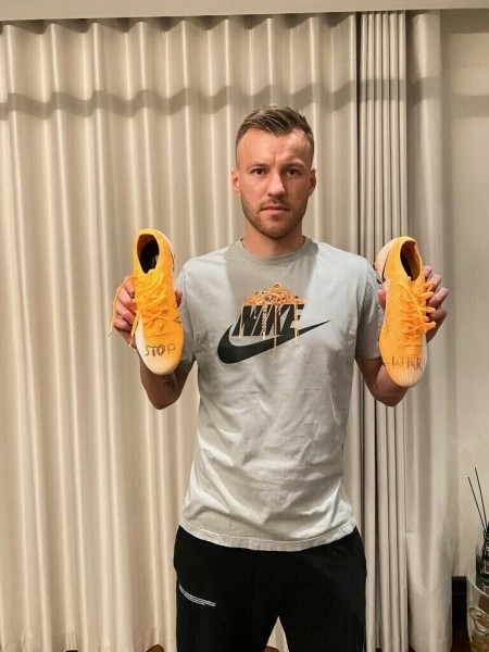 Аукцион в помощь Украине с уникальными вещами спортсменов: футболка Левандовского, олимпийская медаль каратиста, золотая медаль победителя молодежного ЧМ