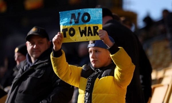 ГосТВ не показывает матчи АПЛ – ведь там поддерживают Украину: собирают деньги, капитаны сменили повязки, болельщики приносят флаги и плакаты против войны