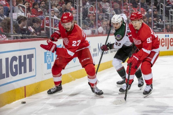 Хоккей.  НХЛ. "Аризона" забросила 9 шайб в ворота "Детройта", у Владислава Колячонка — "+2"
 