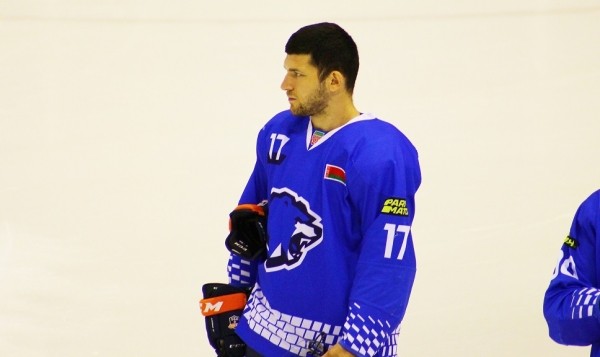 Хоккей. Parimatch-Экстралига. Форвард "Витебска" Магомед Гимбатов забросил в свои ворота, выиграв вбрасывание в средней зоне
Хоккей. Parimatch-Экстралига. Форвард "Витебска" Магомед Гимбатов забросил в свои ворота, выиграв вбрасывание в средней зоне