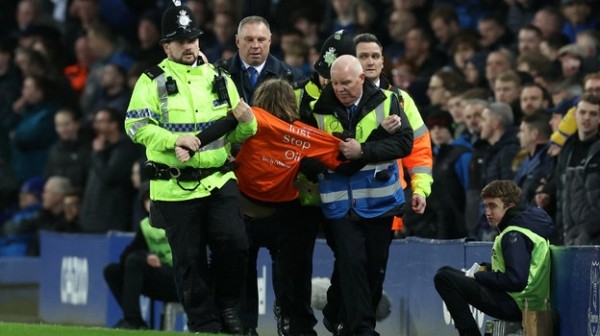 Футбол. "Эвертон" — "Ньюкасл": матч чемпионата Англии был прерван из-за активиста, который приковал себя к штанге
Футбол. "Эвертон" — "Ньюкасл": матч чемпионата Англии был прерван из-за активиста, который приковал себя к штанге