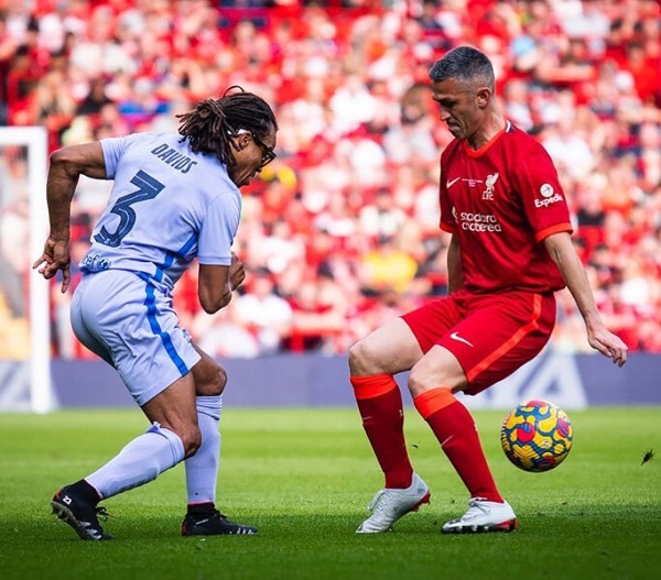 Вау, легенды «Барсы» и «Ливерпуля» сыграли на «Энфилде». Смотрите на Кюйта, Бароша, Ривалдо, Савиолу и других