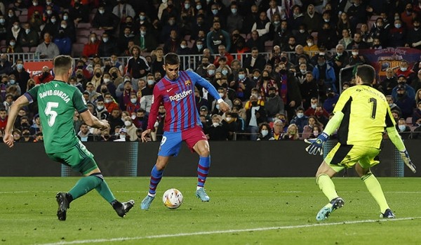 Хави уже многое изменил в «Барсе» – они с «Реалом» снова ровня. Самый смелый в Ла Лиге прессинг, установки детальнее, фланги эффективные и элегантные Хави уже многое изменил в «Барсе» – они с «Реалом» снова ровня. Самый смелый в Ла Лиге прессинг, установки детальнее, фланги эффективные и элегантные