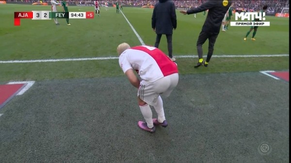 Самая нелепая симуляция года – Антони из «Аякса» уложили собственные партнеры Самая нелепая симуляция года – Антони из «Аякса» уложили собственные партнеры