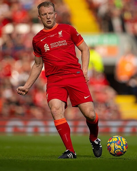 Вау, легенды «Барсы» и «Ливерпуля» сыграли на «Энфилде». Смотрите на Кюйта, Бароша, Ривалдо, Савиолу и других