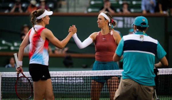 Азаренко три минуты корежило на корте в США – рыдала в ракетку на корточках, а после вылета снесла соцсети, где жаловалась на разделение украинцев и беларусов